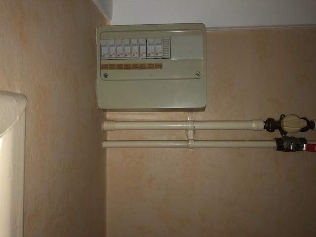 Ancien coffret électrique en applique une rangée avant remplacement du tableau électrique à Wavrin