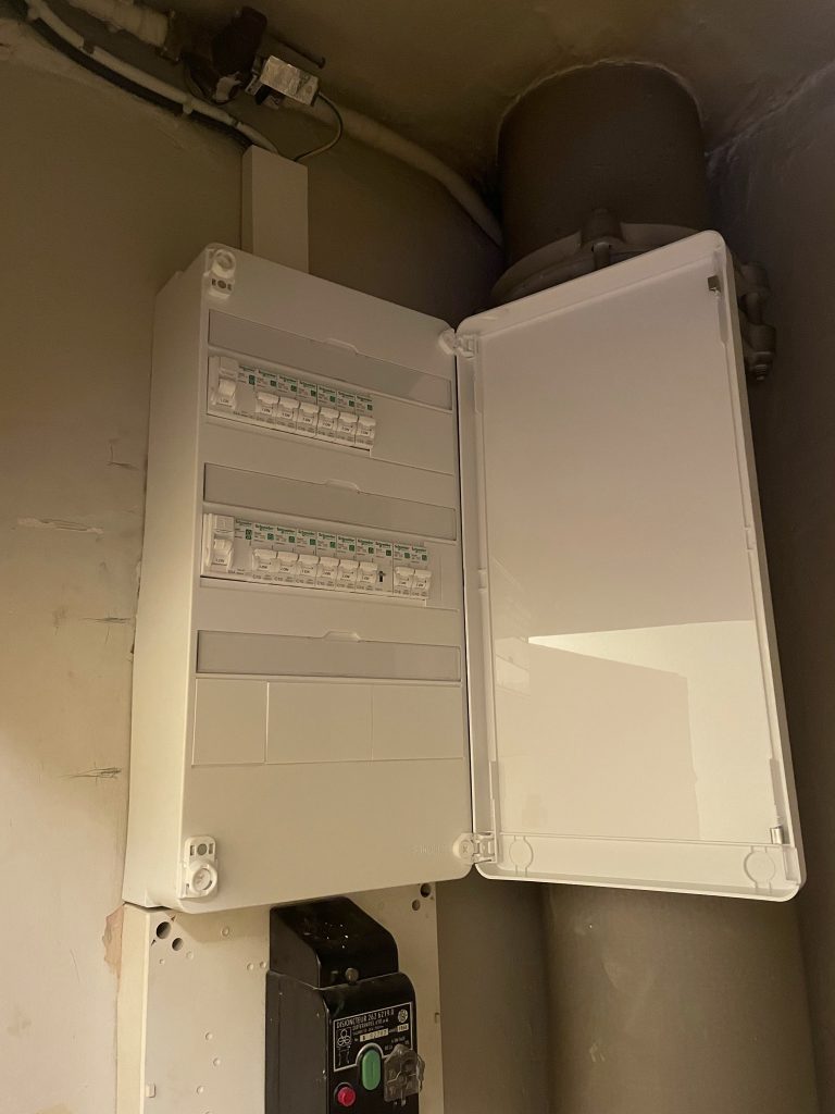Mise en sécurité électrique appartement Lille : tableau neuf trois rangées Schneider, porte ouverte