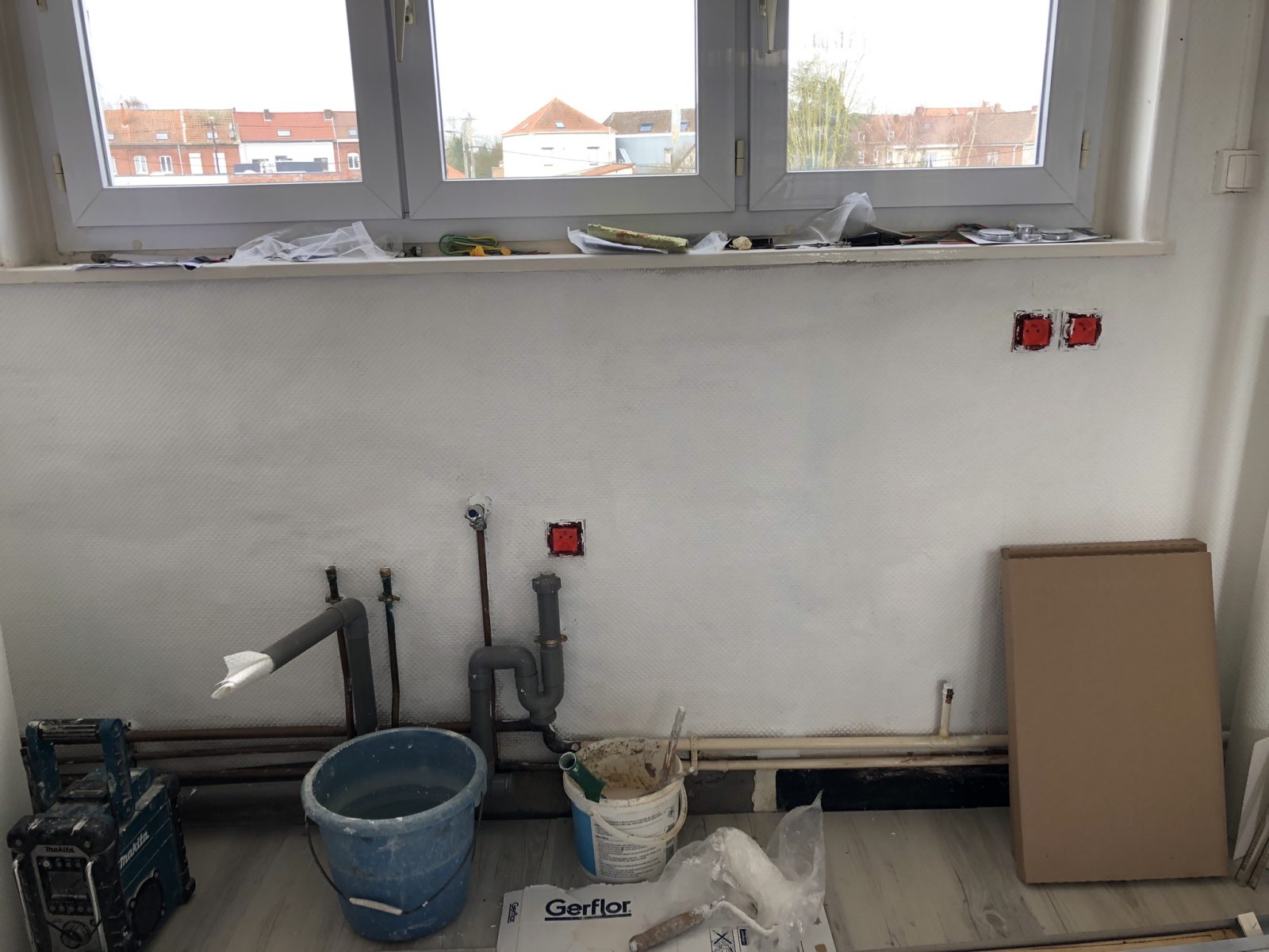 Tableau électrique neuf deux rangées posé lors de la rénovation électrique d'un appartement à Don