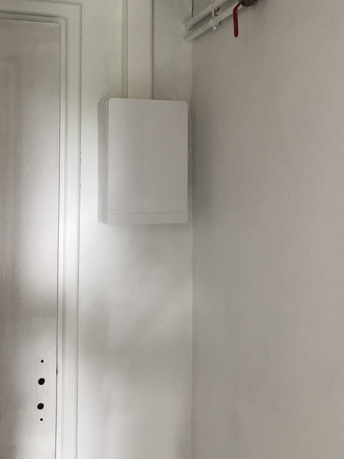 Tableau électrique neuf deux rangées après rénovation électrique de l'appartement à Don