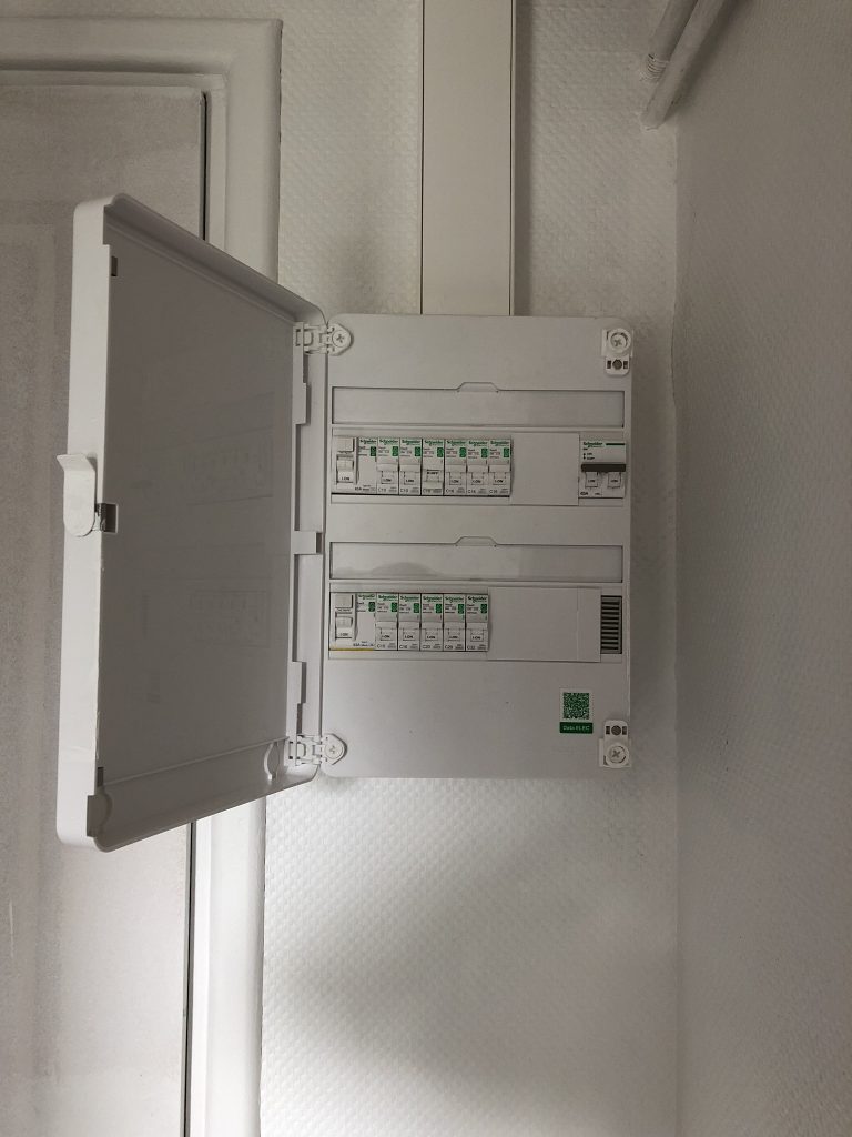Rénovation électrique appartement Don : tableau neuf deux rangées à repérage imprimé, porte ouverte